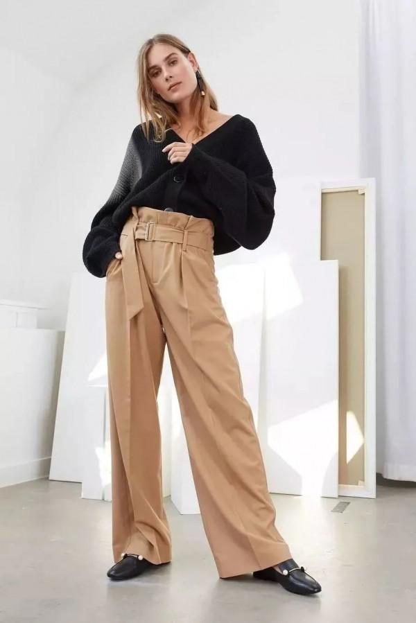 今秋穿針織開衫+闊腿褲，中年女性穿太合適