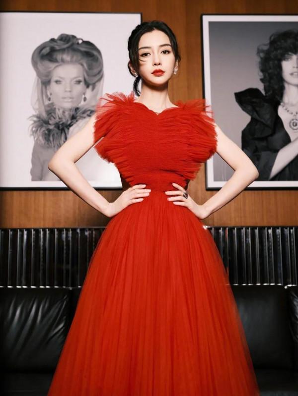 Angelababy楊穎穿一襲紅心禮服裙亮相北影節開幕紅毯，明豔動人