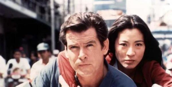 59歲楊紫瓊紅毯造型太驚豔！穿吊帶裙身材纖細，戴鑽石耳環似貴婦