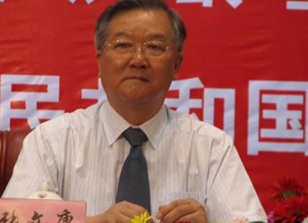 他48歲授少將，58歲擔任衛生部部長，63歲被免除職務，今年82歲