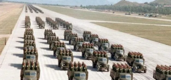 1981年蘇聯集結50萬大軍震撼北約，10天后，中國10萬大軍震撼世界