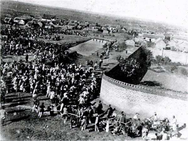 1947年蔣介石秘訪延安，坐矮凳睡毛主席的窯洞，那晚他徹夜未眠