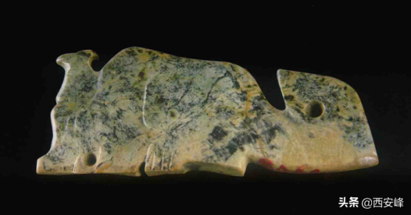 西周虢季墓幾件生坑玉器