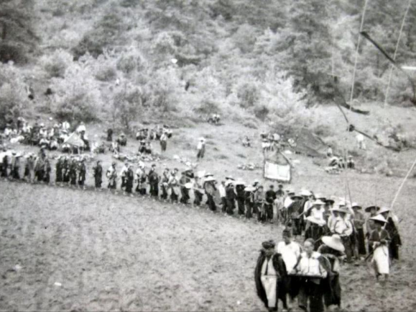 龍雲愛子被陳賡下令擊斃，龍雲悲憤不已，毛澤東：讓他自己回去看