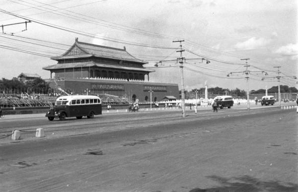 77年，毛主席紀念堂開門當天爆滿，中央緊急決定：每天只開4小時