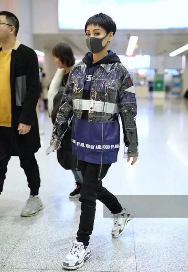 塑膠高跟鞋過時了？寧靜穿塑膠夾克潮到起飛，一點都不像47歲