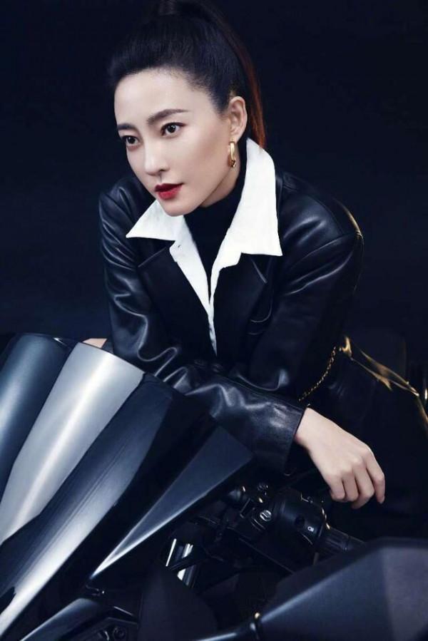 王麗坤“機車女”造型太颯了，皮衣短褲+高馬尾，筷子腿搶鏡