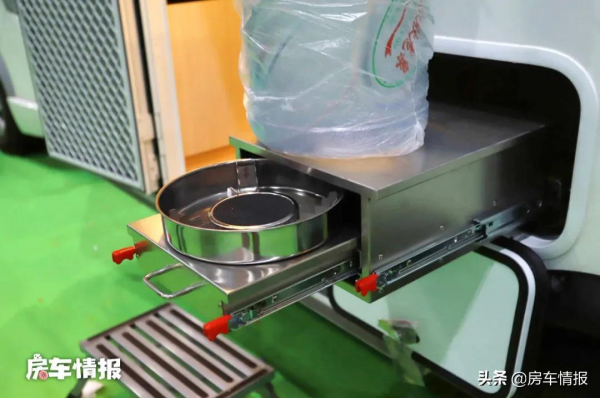 9.98萬的匯斯誠房車,出廠就帶6度電,儲物櫃秒變大床四口也能住 9.98萬的匯斯誠房車,出廠就帶6度電,儲物櫃秒變大床四口也能住