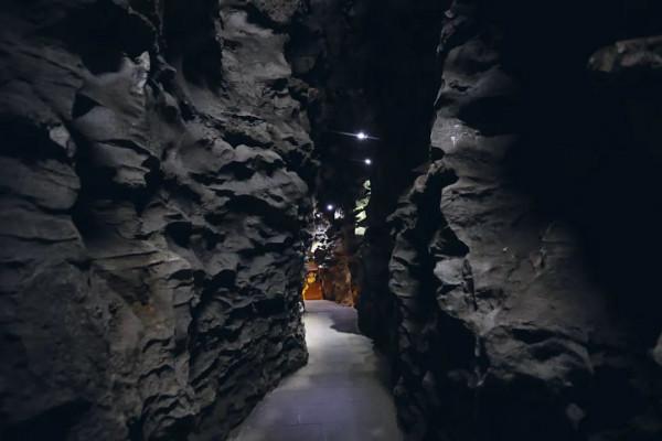 神奇!重慶深山發現一個巨洞,天上掉落一塊巨石,神似佛像 神奇!重慶深山發現一個巨洞,天上掉落一塊巨石,神似佛像