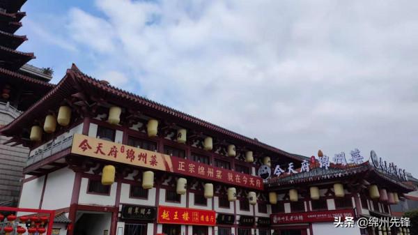 遊客犯難：越王樓下拍個照 酒樓火鍋廣告亂入 咋個搞？