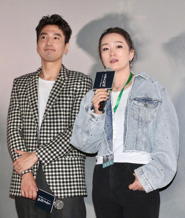 鞏俐真是會打扮自己,一身牛仔穿搭休閒低調,但很時髦又顯年輕 鞏俐真是會打扮自己,一身牛仔穿搭休閒低調,但很時髦又顯年輕