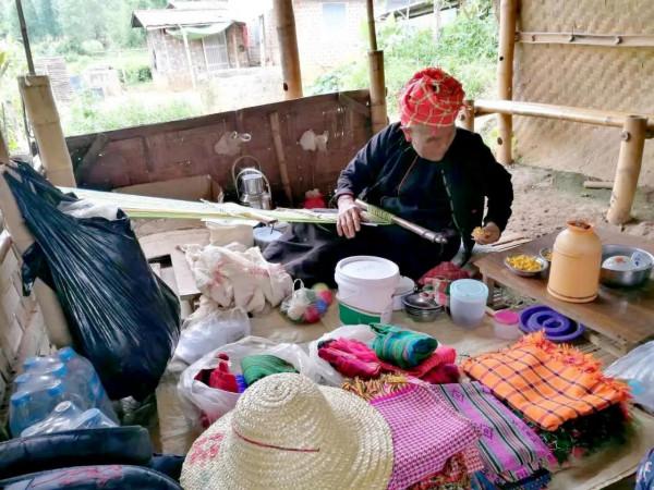 兩個女教師在緬甸偏遠農村的兩天一晚:缺電少水路難走,以為穿越 兩個女教師在緬甸偏遠農村的兩天一晚:缺電少水路難走,以為穿越