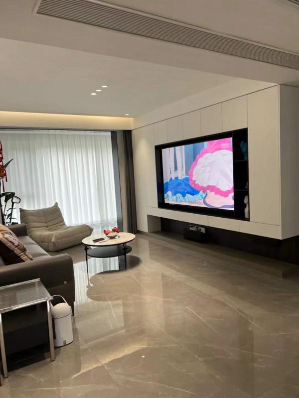 她家全屋大白牆，簡約又大方，電視牆做櫃子，飄窗改吧檯，真明智