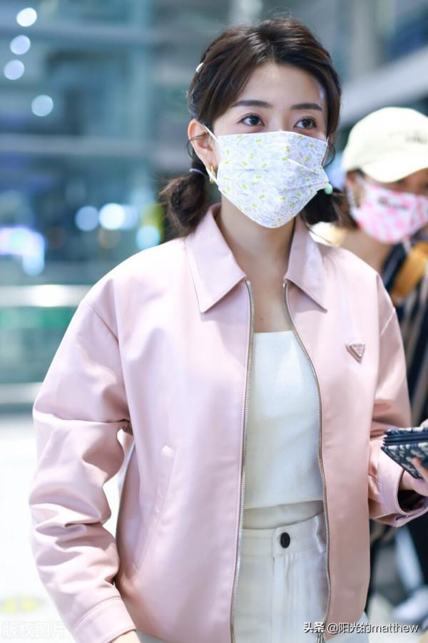 梁潔粉色皮夾克搭配白色錐形褲時尚酷風，對鏡揮手微笑甜美迷人