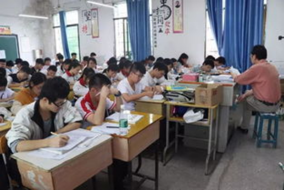 男子目標清華，連續復讀8年，32歲圓夢卻被批評浪費教育資源