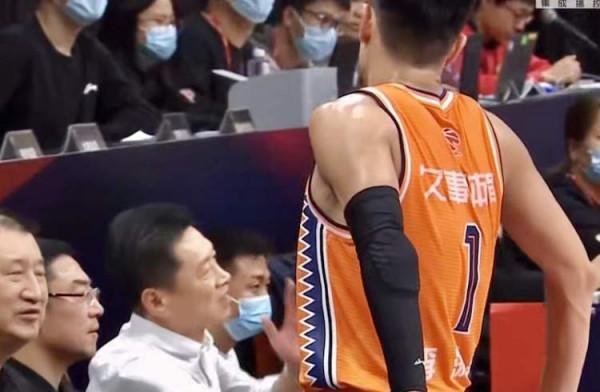 大鯊魚外援狀態復甦，富蘭克林打出“三雙”，助上海男籃贏下江蘇隊