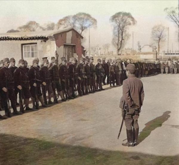 眼看鬼子要屠村，“偽”保長急中生智大喊：“快抓，別讓它跑了”