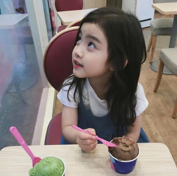 要不是她長得太可愛，觀眾也不至於不接受換演員了吧？