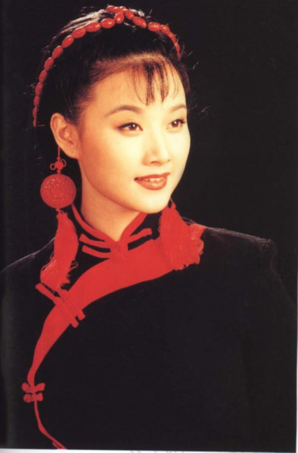 從“苗寨姑娘”到“春晚國臉”，55歲的宋祖英如今怎樣了？