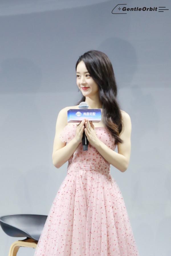 趙麗穎一身一字領蕾絲連衣裙，如花仙子好美好水靈