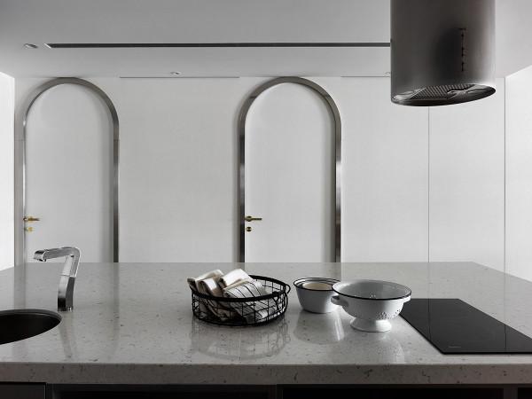 100㎡安排超大廚房，電視牆延伸轉角櫃，足足多出10㎡收納地