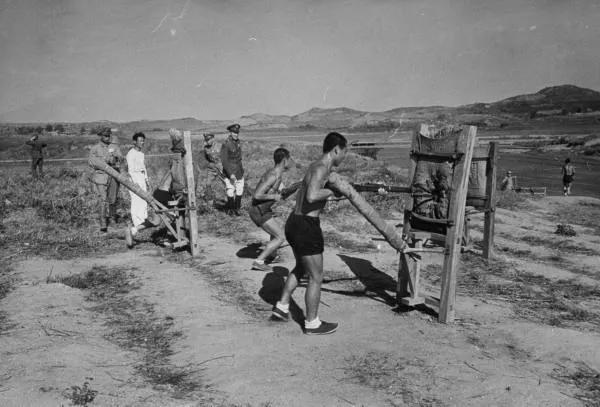 在印度蘭姆加，中國遠征軍營長被美貌女兵示愛