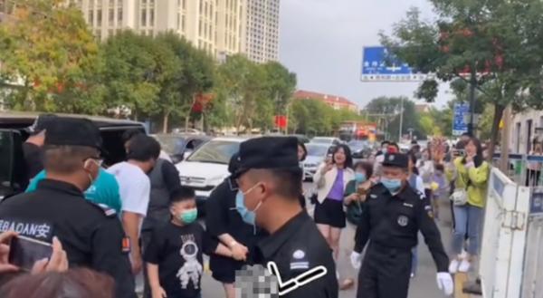 德雲社又有喜事了！郭德綱一家三口罕見同框，親朋好友都來捧場