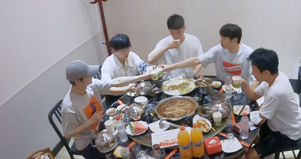 順道被拉來錄節目，不僅沒通告費還白搭錢進去，網友：有辱師門