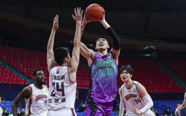 王哲林砍23+10馮萊30+14 上海單節轟出34-1衝擊波大勝復仇山東