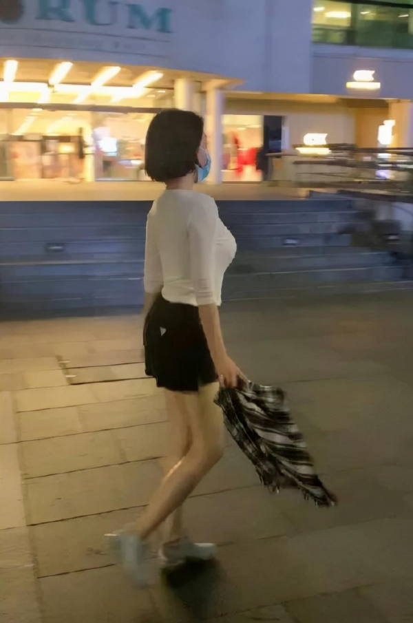 6位中年女星背影殺：年近半百仍似少女，胖一絲累贅、瘦一點沒味