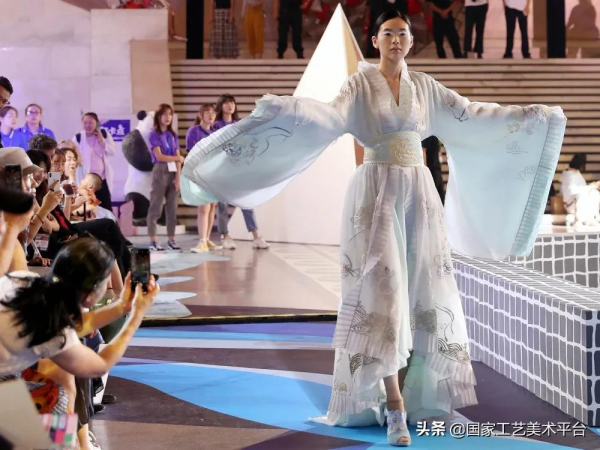 吊打西方的某V某香！工序複雜、材料珍貴，古代的龍袍才是頂級奢侈品！