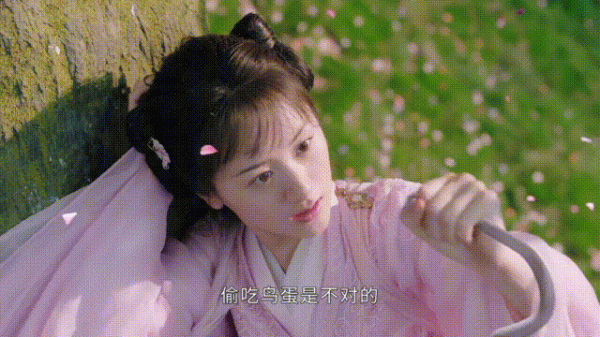 “靈動少女”別亂演，有人一顰一笑似精靈，有人一舉一動像智障