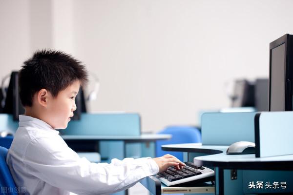 快讓你的孩子來看,學習正確坐的姿勢,減輕久坐危害 快讓你的孩子來看,學習正確坐的姿勢,減輕久坐危害