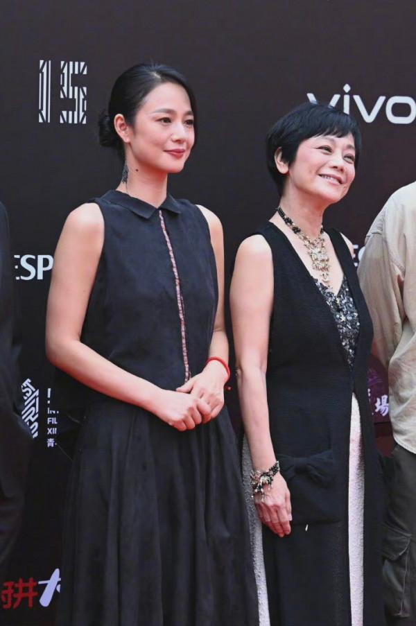 43歲的周韻風韻猶存,天鵝頸也難掩麒麟臂,穿無袖衫看起來很壯實 43歲的周韻風韻猶存,天鵝頸也難掩麒麟臂,穿無袖衫看起來很壯實