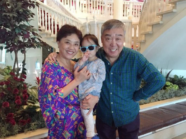 師勝傑逝世三年，妻子宋豔為他留在故居，身在國外的女兒怎樣了