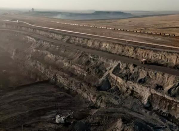 世界產量最大的煤田：煤田延伸一千多公里，煤層厚度近千米