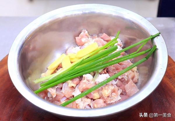 大廚分享黃燜雞米飯新吃法，米飯和雞肉一塊燜，在家做出餐館味道