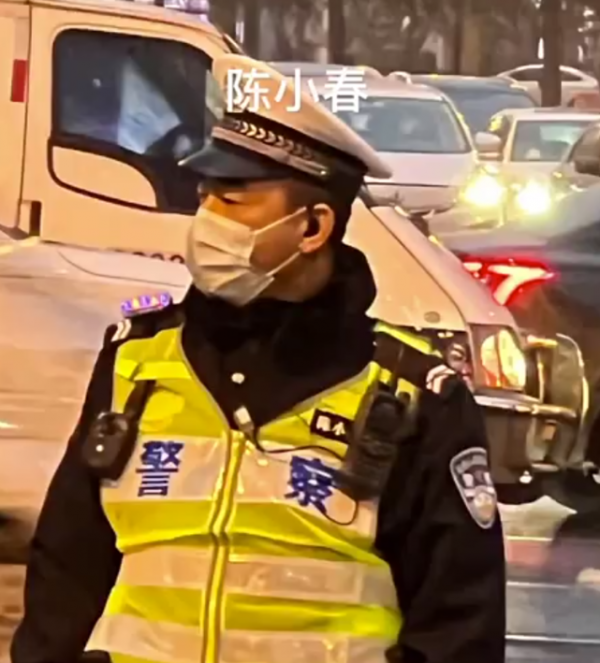 ​眾星穿制服到酒吧普法，陳小春拿警棍霸氣十足，認真檢查過往車輛