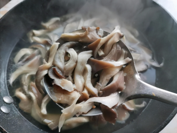 冬天喝白酒，俺們河南人最愛這4道下酒菜，好吃又實惠，越吃越香