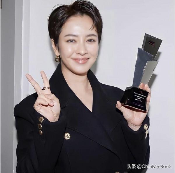 2021亞洲明星盛典爆點多!韓素希紅毯美哭,宋智孝邊領獎邊睡覺 2021亞洲明星盛典爆點多!韓素希紅毯美哭,宋智孝邊領獎邊睡覺