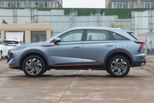 哈弗神獸：軸距2800mm，搭載2.0T+7擋雙離合，配置豐富，適合家用