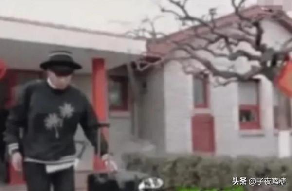 唐藝昕意外曝光住的豪宅,看到院子裡的那棵樹,我羨慕了 唐藝昕意外曝光住的豪宅,看到院子裡的那棵樹,我羨慕了