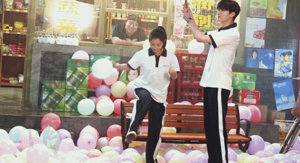 29歲陳鈺琪演中學生裝可愛被嘲，佈景假到失真，這哪是北京四合院