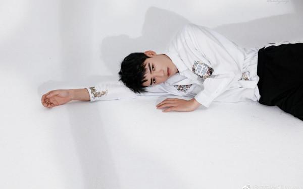 明星哭窮有一套：王鷗買不起房，趙露思龔俊還房貸，楊冪卡里沒錢