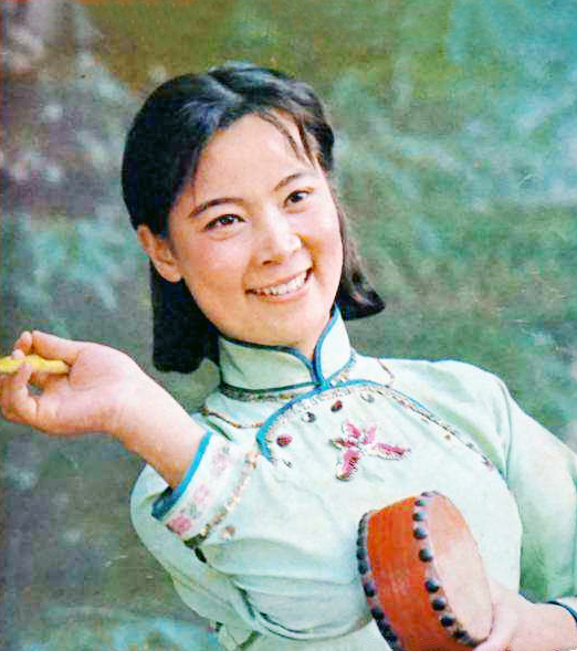 方青卓結婚半年後離婚,再婚嫁小4歲的未婚男,現生活狀況怎樣? 方青卓結婚半年後離婚,再婚嫁小4歲的未婚男,現生活狀況怎樣?