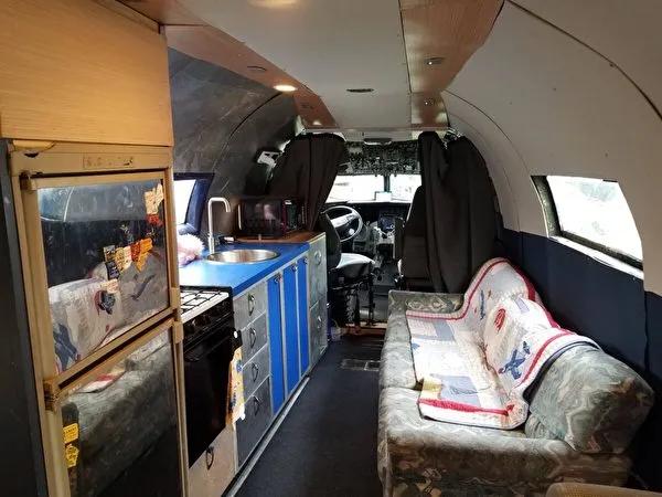 老兵將二戰舊飛機翻新成超級棒房車