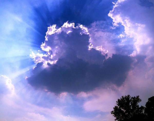 當丁達爾效應出現時,光就有了形狀 當丁達爾效應出現時,光就有了形狀