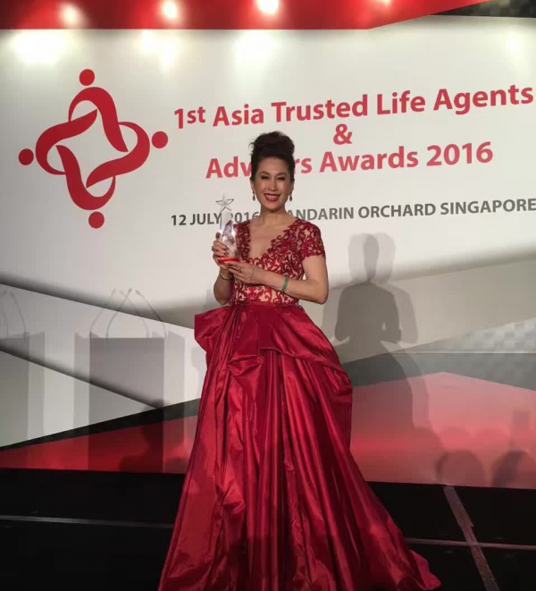 林正英殭屍片御用“女鬼”，退圈後成保險界王牌，住4600萬豪宅​