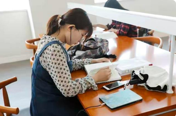 大學生每個月1500元夠花嗎？聽聽輔導員怎麼說，家長可以作為參考