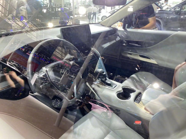 豐田中型SUV凌放實車現身！外觀酷似雷克薩斯，內飾祖傳大屏